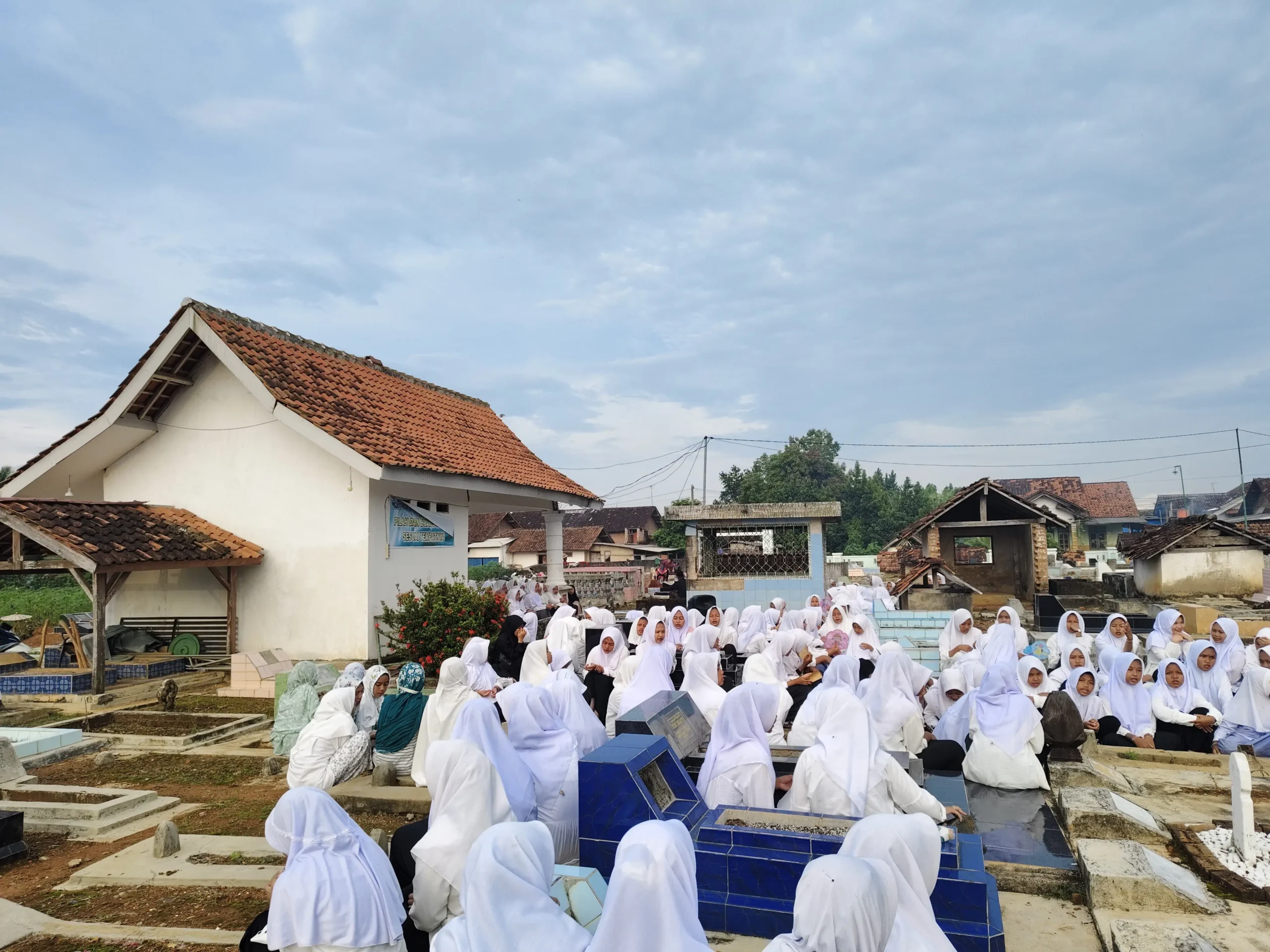 Santri Pondok Darul Ulum Sekampung Laksanakan Ziarah ke Makam Muassis dan Masyayikh