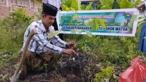Yayasan Pondok Pesantren Darul Ulum Lampung Timur Tanam Pohon Matoa dalam Mendukung Program Kemenag: “1 Juta Pohon Matoa”