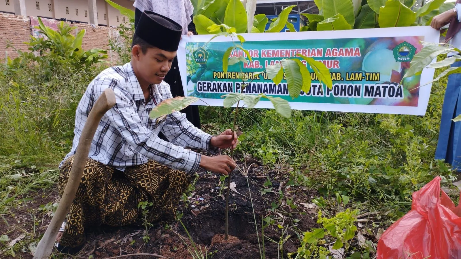 Read more about the article Yayasan Pondok Pesantren Darul Ulum Lampung Timur Tanam Pohon Matoa dalam Mendukung Program Kemenag: “1 Juta Pohon Matoa”