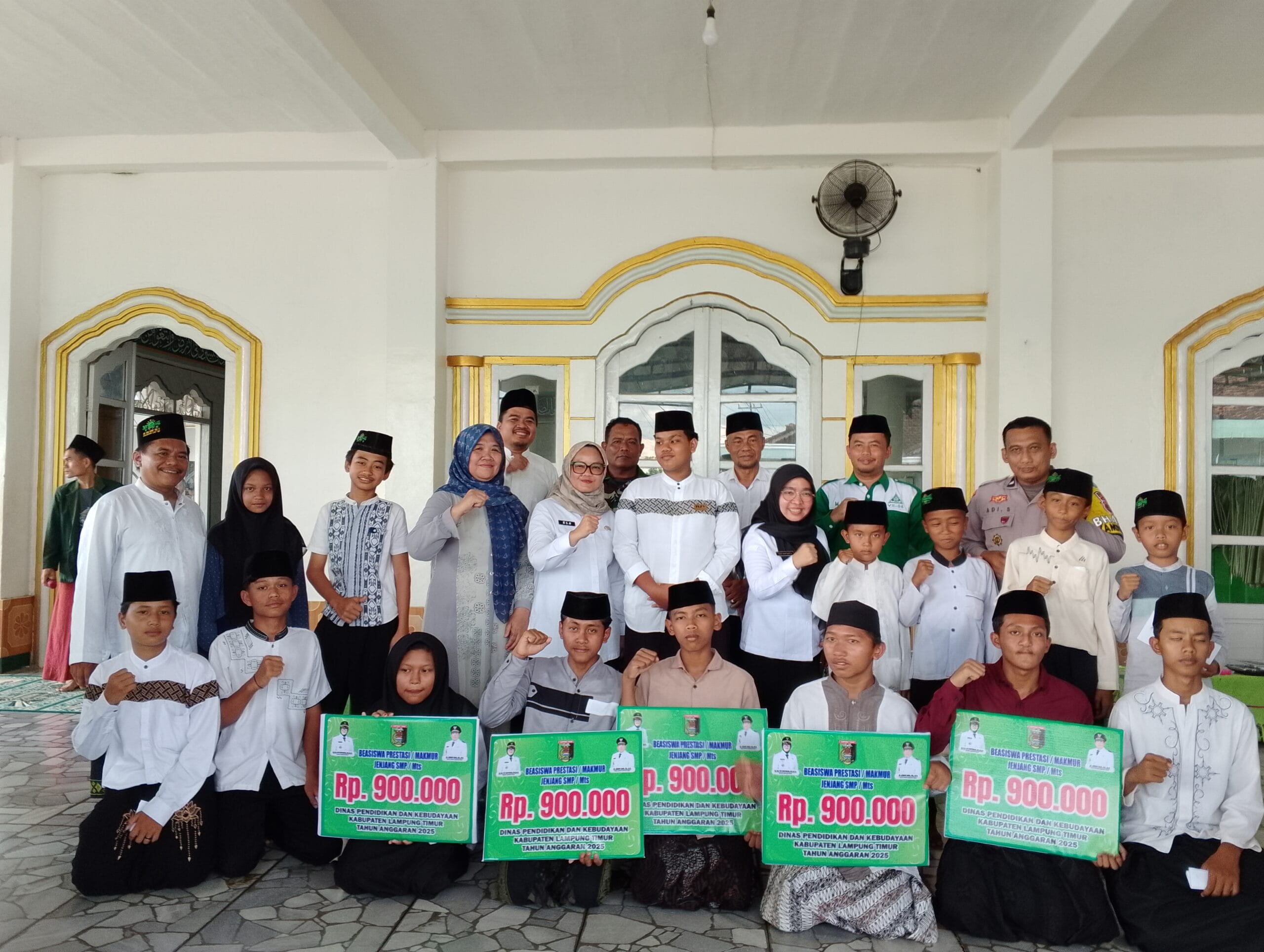 Bupati Lampung Timur Kunjungi Ponpes Darul Ulum, Teguhkan Semangat Kebangsaan Santri dan Serahkan Beasiswa Berprestasi dalam Momentum Hari Santri Nasional