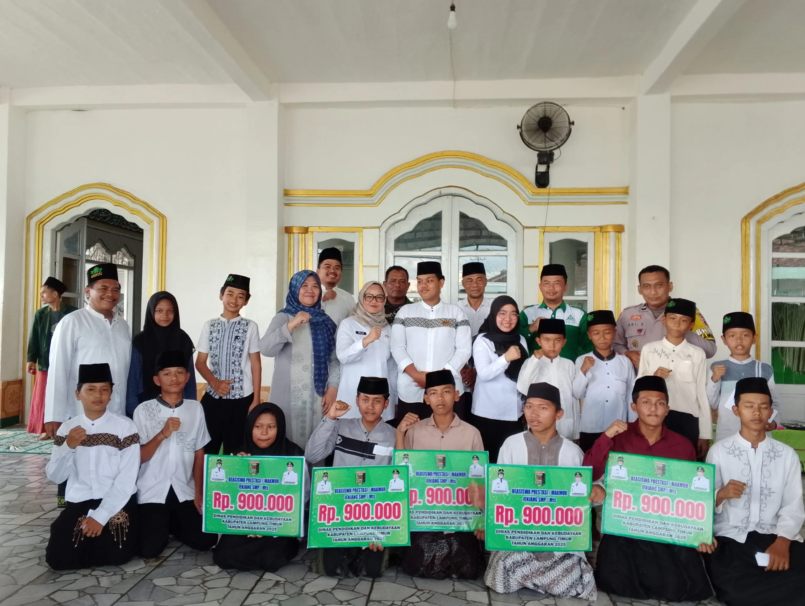 Read more about the article Bupati Lampung Timur Kunjungi Ponpes Darul Ulum, Teguhkan Semangat Kebangsaan Santri dan Serahkan Beasiswa Berprestasi dalam Momentum Hari Santri Nasional